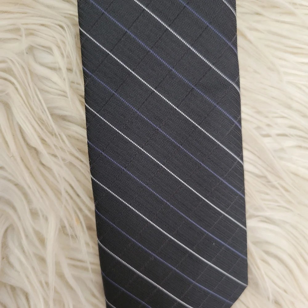 Boys Calvin Klein pre-tied adjustable zipper tie
